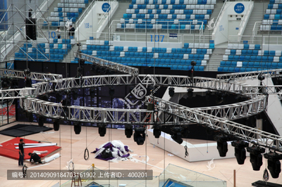 懸掛的舞臺(tái)燈光架 公司禮儀服務(wù)中的視覺藝術(shù)與安全規(guī)范